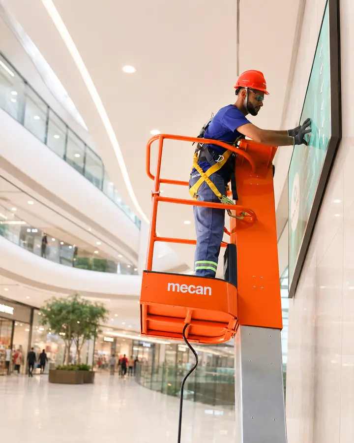Plataforma elevatória Mecan em manutenção dentro de um shopping